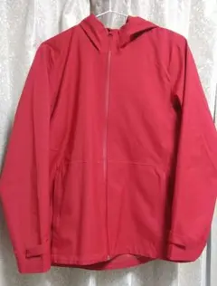 UNIQLO 赤 ブロックテックパーカー
