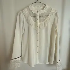 axes femme アクシーズファム レース付きフリル襟ホワイトシャツ
