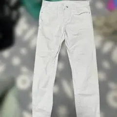 ホワイト スリムフィット デニムパンツ