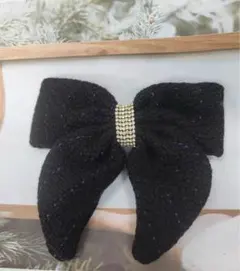 黒いリボン型ヘアピン ビーズ装飾付き