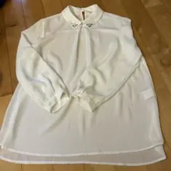 テチチ　ホワイトビジュー付き長袖シャツ