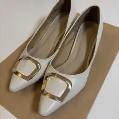ホワイト ポインテッドトゥパンプス ゴールドバックル