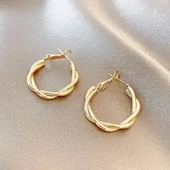 ツイストピアス　フープピアス　ゴールド　シンプル　ツイストデザイン　軽量　高品質