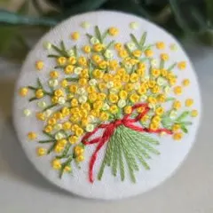 #120　ミモザ　花束　刺繍ブローチ　ハンドメイド　くるみボタン