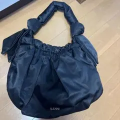 GANNI ブラック ショルダーバッグ