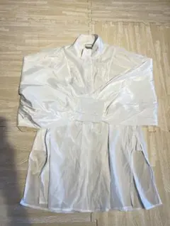 美品　サテン生地　オシャレホワイトブラウス
