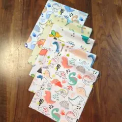 《新品》恐竜柄生地はぎれ 5枚セット