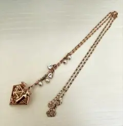アクシーズファム　猫と蝶モチーフ　ローズゴールドネックレス