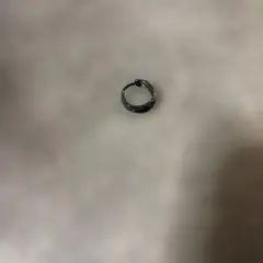 シンプルな金属製片耳用ピアス