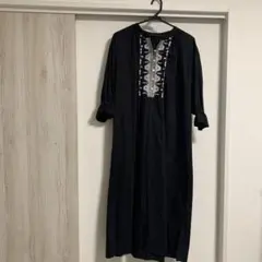 黒の刺繍入りロングワンピース