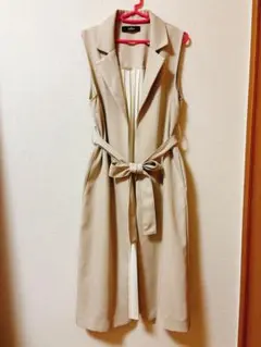 ノースリーブ ベージュ ジレのサムネイル
