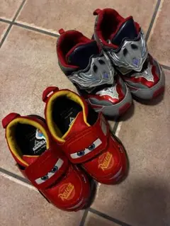 子供用スニーカー 赤と銀色 2足セット