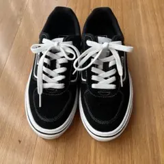 ブラックスニーカー