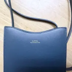 A.P.C. ショルダーバッグ ストロベリーチャーム付き - メルカリ