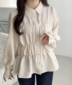 mily bilet パフスリーブペプラム裾シャーリングブラウス長袖