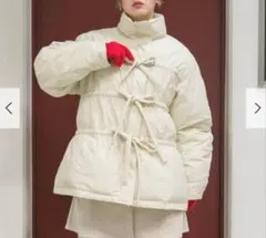 ウエストリボン付きクリーム色ダウンジャケット