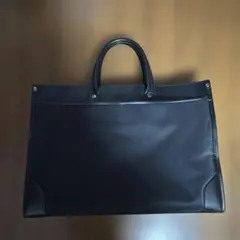 黒の合成皮革ビジネスバッグ