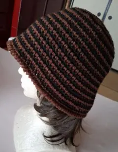 茶色と黒のストライプニット帽