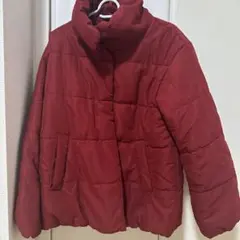 赤いショートダウンジャケット