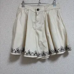 axes femme 刺繍入りキュロット