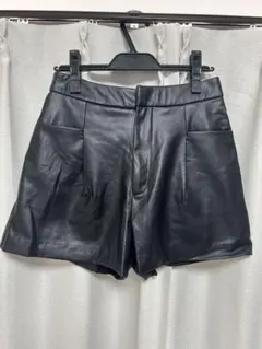 ZARA ブラックレザーショートパンツ