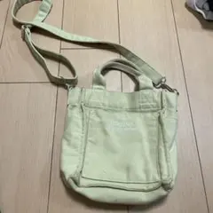 淡い黄緑色のトートバッグ