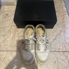 グレー スニーカー