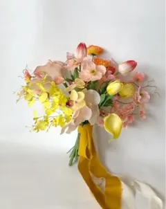 ビタミンカラーウェディング ブーケブートニア　胡蝶蘭やカラー、アンスリウム