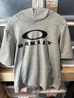 【美品】OAKLEY グレー フード付きショートスリーブ　Mサイズ　オークリー