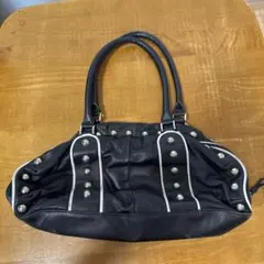 スタッズ付き黒ハンドバッグ