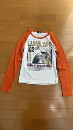オレンジ/ホワイト グラフィック長袖Tシャツ M