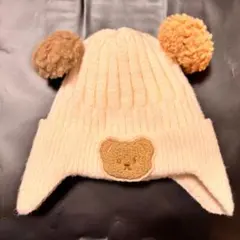 クマ刺繍　ポンポン付きベビー帽子　ベビーニット帽
