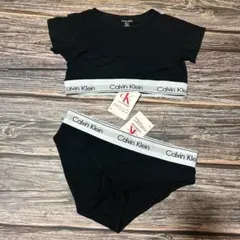 未使用Calvin Klein Tシャツ & ショートパンツ Sサイズのサムネイル