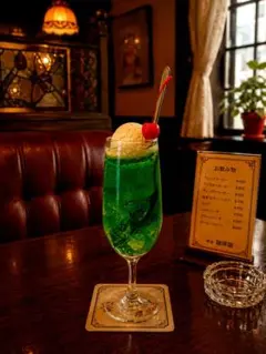 ②昭和レトロ 純喫茶のキャンディクリームソーダ 食品サンプル