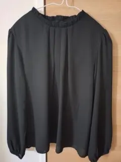 フリルネックブラウス