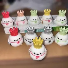 王冠をかぶった「シマエナガの王様」のソフビフィギュア 10体セット