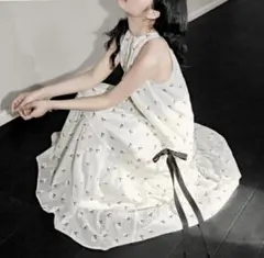 KUOSE ホルターネックワンピース / 白、小花柄のサムネイル
