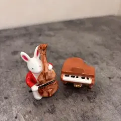 陶器製 ウサギの演奏家とピアノ 置物 2点セット