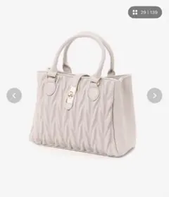 マジェスティックレゴン クラシカルスクエアハンドバッグ グレイッシュベージュ