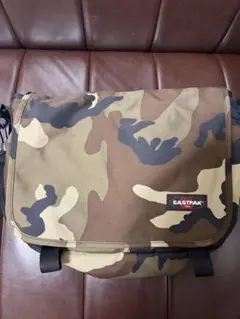 EASTPAK カモフラージュ メッセンジャーバッグ