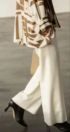 未使用品　NOBLE　ハイウエストブーツカットパンツ　アイボリー　36　裏地付き