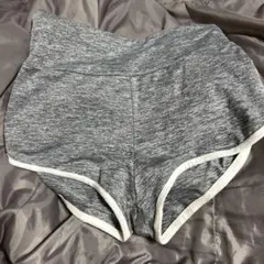 レディース　グレーの伸縮性ショートパンツ