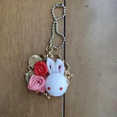 ハンドメイド うさぎと薔薇のチャーム