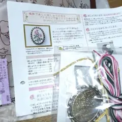 フェリシモ 刺繍キット プチポワンで描くバラ小物 ジョセフィーヌ ブローチ