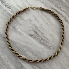 ゴールドとブラックのツイストネックレス