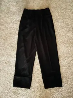 【新品未使用】ZARAセンタープレス黒パンツ