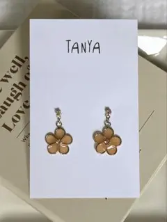 TANYA フラワーピアス ベージュ
