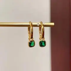 No89 揺れる エメラルド ピアス［ゴールド］金属アレルギー対応 高品質