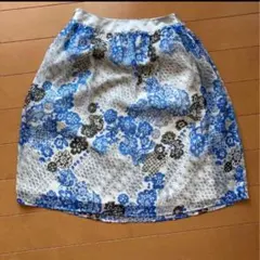【未使用】マリクレールbisフレアスカート 青と黒の花柄のサムネイル