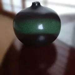 緑と黒のグラデーション陶器花瓶